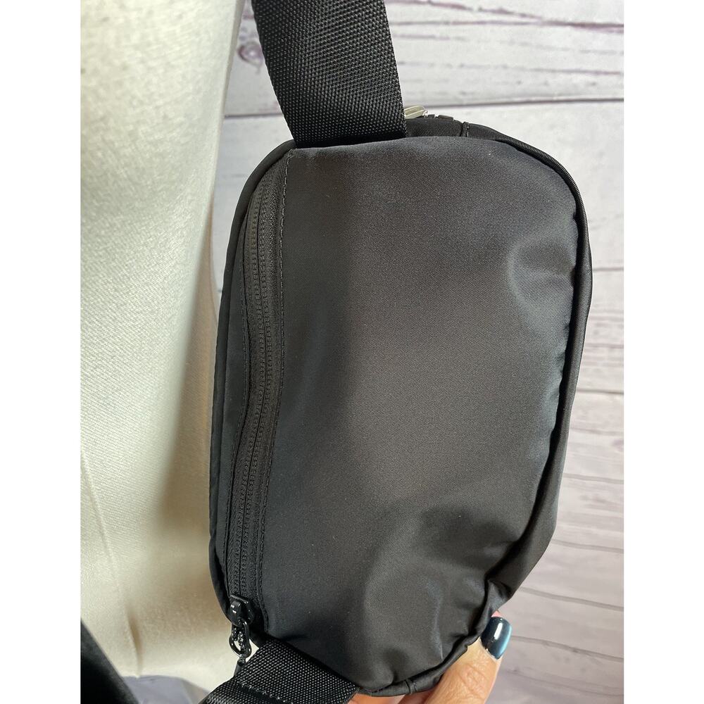 Lululemon Everywhere Belt Bag 1L Black Crossbody Sling Waist Pack - Picture 3 of 6
